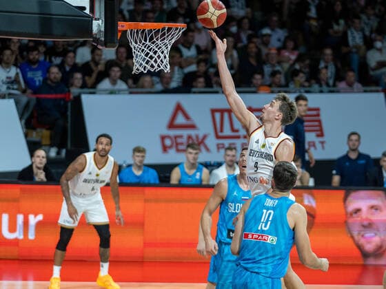 Nicholas Weiler Babb Germany, 06 , Franz Wagner Germany, 09 , Mike Tobey Slovenia, 10 , , GER, Germany vs Slovenia, Basketball, World Cup Qualifier, 2nd Round, Group J, 28 08 2022, GER, Germany vs Slovenia, Basketball, World Cup Qualifier, 2nd Round, Group J, 28 08 2022 Munich Copyright: xSaschaxWaltherx EP_SWA