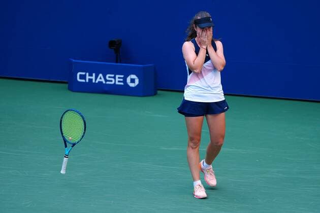 Sport Bilder des Tages Mandatory Credit: Photo by Javier Garcia Shutterstock (13331092dm) Daria Snigur emotional after victory in her first round match against Halep US Open Championships 2022, Day One, USTA National Tennis Center, Flushing Meadows, New York, USA - 29 Aug 2022 EDITORIAL USE ONLY No use with unauthorised audio, video, data, fixture lists, club league logos or live services. Online in-match use limited to 120 images, no video emulation. No use in betting, games or single club league player publications. US Open Championships 2022, Day One, USTA National Tennis Center, Flushing Meadows, New York, USA - 29 Aug 2022 EDITORIAL USE ONLY No use with unauthorised audio, video, data, fixture lists, club league logos or live services. Online in-match use limited to 120 images, no video emulation. No use in betting, games or single club league player publications. Copyright: xJavierxGarcia Shutterstockx 13331092dm