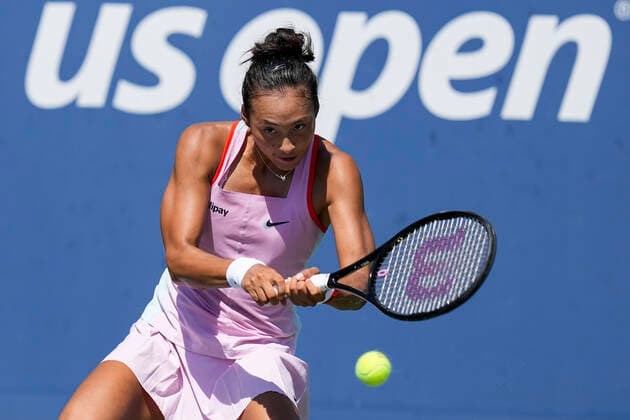 (220831) -- NEW YORK, Aug. 31, 2022 -- Zheng Qinwen of China hits a return during the women s singles first round match against Jelena Ostapenko of Latvia at the 2022 US Open tennis championships in New York, the United States, Aug. 30, 2022. ) (SP)U.S.-NEW YORK-TENNIS-US OPEN-WOMEN S SINGLES LiuxJie 