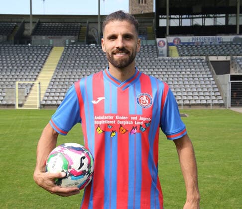 Regionallioga West, season 2022 2023, photo session Wuppertaler SV, 31 08 2022 portrait with ball