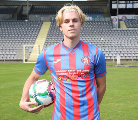 Regionallioga West, season 2022 2023, photo session Wuppertaler SV, 31 08 2022 Lewin Alexander DHome Wuppertaler SV portrait with ball
