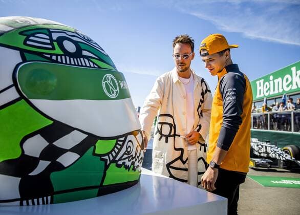 2022 08 31 12 05 05 ZANDVOORT Lando Norris McLaren and artist Pablo Lucker on the Zandvoort circuit, in the run up to the Dutch Grand Prix GP The GP took place last year in a modified form due to the corona measures This year, up to 110,000 visitors a day are expected ANP REMKO DE WAAL netherlands out belgium out Zandvoort xVIxxIVx 453801505 originalFilename: 0167869561st.jpg