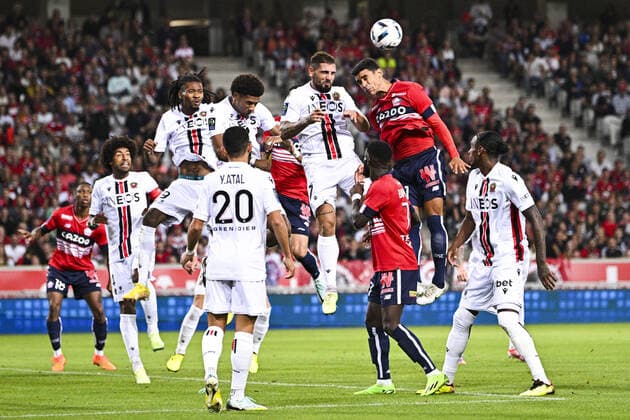 Benjamin Andre (LOSC) vs Andy Delort (Nice) FOOTBALL : Lille vs Nice - Ligue1 - 31 08 2022 JBAutissier Panoramic 