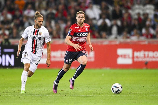Gabriel Gudmundsson (LOSC) vs Billal Brahimi (Nice) FOOTBALL : Lille vs Nice - Ligue1 - 31 08 2022 JBAutissier Panoramic 