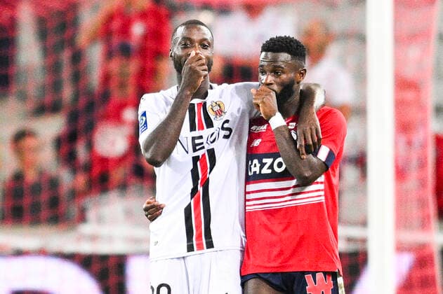 Jonathan Bamba (LOSC) et Nicolas Pepe (Nice) en pleine discussion en fin de match FOOTBALL : Lille vs Nice - Ligue1 - 31 08 2022 JBAutissier Panoramic 