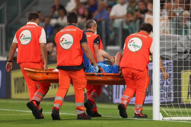 Sport Themen der Woche KW35 Turin, Italy, 31st August 2022. Wojciech Szczesny of Juventus is carried away on a stretcher in agony and after being substituted for Mattia Perin during the Serie A match at Allianz Stadium, Turin. Picture credit should read: Jonathan Moscrop Sportimage EDITORIAL USE ONLY. No use with unauthorised audio, video, data, fixture lists, club league logos or live services. Online in-match use limited to 120 images, no video emulation. No use in betting, games or single club league player publications. SPI-1816-0037