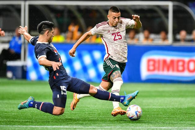 ATLANTA, GA Ã AUGUST 31: Mexico midfielder Roberto Alvarado (25) receives a challenge from Paraguay defender Saul Salcedo (15) during the International Friendly, LÃ¤nderspiel, Nationalmannschaft match between Paraguay and Mexico on August 31st, 2022 at Mercedes-Benz Stadium in Atlanta, GA. (Photo by Rich von Biberstein Icon Sportswire) SOCCER: AUG 31 Mexico v Paraguay Icon210831001