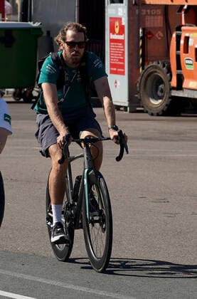 FORMULA 1 HEINEKEN DUTCH GRAND PRIX 2022 01 09 2022, Circuit Park Zandvoort, Zandvoort, FORMULA 1 HEINEKEN DUTCH GRAND PRIX 2022 , in the picture Sebastian Vettel DEU , Aston Martin Aramco Cognizant Formula One Team comes with the bicycle into the paddock ridden nordphotoxGmbHx xBratic nph00250