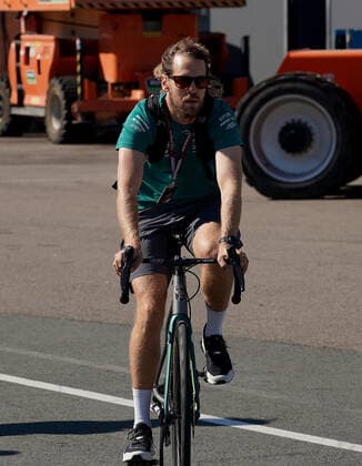 FORMULA 1 HEINEKEN DUTCH GRAND PRIX 2022 01 09 2022, Circuit Park Zandvoort, Zandvoort, FORMULA 1 HEINEKEN DUTCH GRAND PRIX 2022 , in the picture Sebastian Vettel DEU , Aston Martin Aramco Cognizant Formula One Team comes with the bicycle into the paddock ridden nordphotoxGmbHx xBratic nph00250