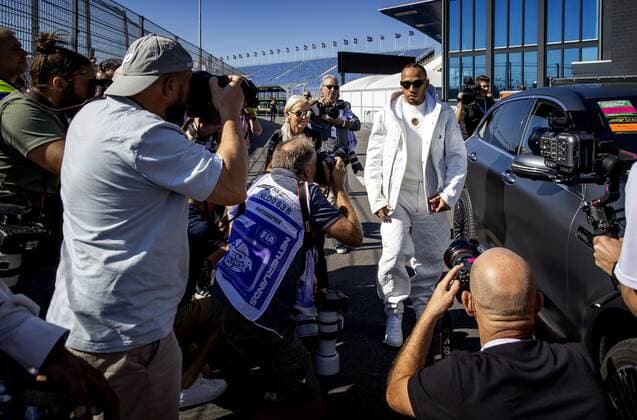 ZANDVOORT Lewis Hamilton Mercedes arrives at the circuit The GP took place last year in a modified form due to the corona measures This year, up to 110,000 visitors a day are expected KOEN VAN WEEL F1 Grand Prix of The Netherlands Previews 2022 xVIxANPxSportx xxANPxIVx 453861268 originalFilename: 453861268.jpg