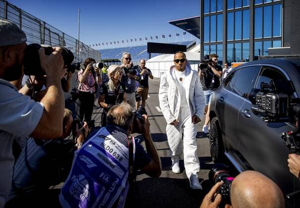 ZANDVOORT Lewis Hamilton Mercedes arrives at the circuit The GP took place last year in a modified form due to the corona measures This year, up to 110,000 visitors a day are expected KOEN VAN WEEL F1 Grand Prix of The Netherlands Previews 2022 xVIxANPxSportx xxANPxIVx 453861283 originalFilename: 453861283.jpg
