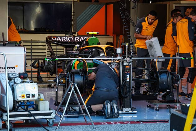 McLaren F1 Team, ambiance mechanics at work in the garage, box, during the Formula 1 Heineken Dutch Grand Prix 2022, 15th round of the 2022 FIA Formula One World Championship, WM, Weltmeisterschaft from September 2 to 4, 2022 on the Zandvoort Circuit, in Netherlands, Belgium - F1 - DUTCH GRAND PRIX 2022 DPPI Panoramic  20220901_G00D8499
