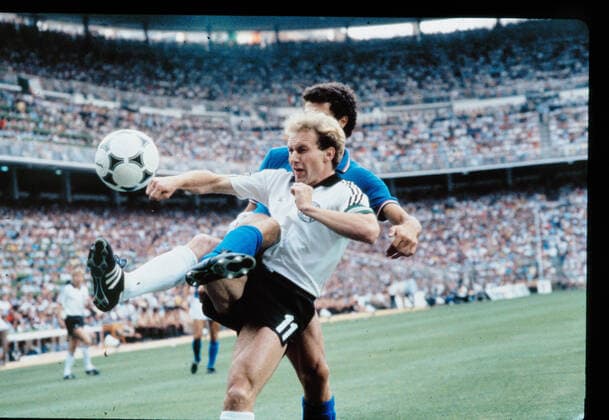Fussball Weltmeisterschaft Endspiel Italien - Deutschland 3 : 1 Karl Heinz Rummenigge wird im vollbesetzten Stadion von einem Italiener bedrängt Madrid Spanien Estadio Santiago Bernabeu *** Football World Cup Final Italy Germany 3 1 Karl Heinz Rummenigge is harassed by an Italian in a packed stadium Madrid Spain Estadio Santiago Bernabeu