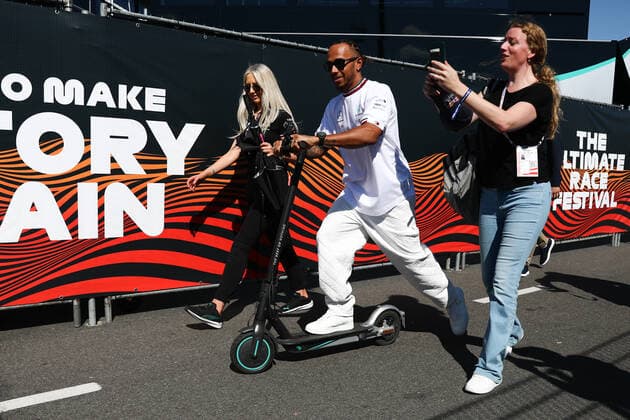 Sport Bilder des Tages F1 Grand Prix Of The Netherlands Previews Lewis Hamilton rides a scooter after an interview ahead of the Formula 1 Grand Prix of The Netherlands at Zandvoort circuit in Zandvoort, Netherlands on September 1, 2022. Zandvoort Netherlands  Copyright: xJakubxPorzyckix originalFilename:porzycki-f1grandp220901_nptW2.jpg