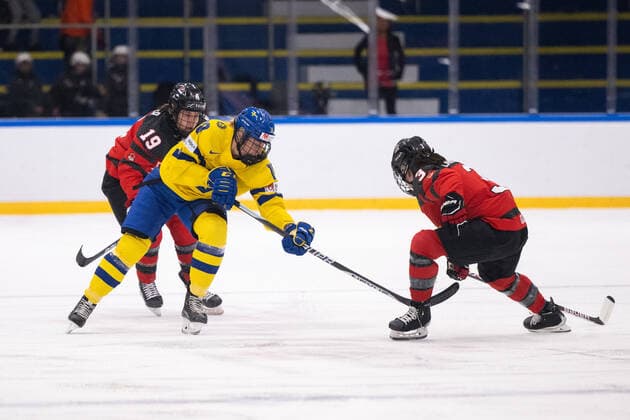 220901 Jenny Antonsson of Sweden and Brianne Jenner of Canada during the 2022 IIHF Womens World Championship quarterfinal game between Canada and Sweden on September 1, 2022 in Herning Photo Johanna Lundberg BILDBYRAN code JL JL0299 bbeng ishockey ice hockey vm dam 2022 iihf womens world championship dam ice hockey world cup world cup sweden sweden canada canada quarterfinal quarterfinal,  Copyright: JOHANNAxLUNDBERG BB220901JL059