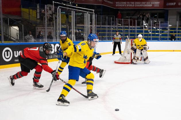 220901 Laura Stacey of Canada and Ebba Berglund of Sweden during the 2022 IIHF Womens World Championship quarterfinal game between Canada and Sweden on September 1, 2022 in Herning Photo Johanna Lundberg BILDBYRAN code JL JL0299 bbeng ishockey ice hockey vm dam 2022 iihf womens world championship dam ice hockey world cup world cup sweden sweden canada canada quarterfinal quarterfinal,  Copyright: JOHANNAxLUNDBERG BB220901JL061