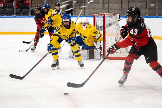 220901 Paula Bergström of Sweden and Kristin O neill of Canada during the 2022 IIHF Women s World Championship quarterfinal game between Canada and Sweden on September 1, 2022 in Herning Photo Johanna Lundberg BILDBYRAN code JL JL0299 bbeng ishockey ice hockey vm dam 2022 iihf womens world championship Womens WC Ice Hockey WC Sweden Sweden Canada Canada quarterfinal quarterfinal,  Copyright: JOHANNAxLUNDBERG BB220901JL074