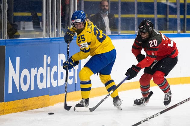 220901 Lina Ljungblom of Sweden and Sarah Nurse of Canada during the 2022 IIHF Womens World Championship quarterfinal game between Canada and Sweden on September 1, 2022 in Herning Photo Johanna Lundberg BILDBYRAN code JL JL0299 bbeng ishockey ice hockey vm dam 2022 iihf womens world championship dam ice hockey world cup world cup sweden sweden canada canada quarterfinal quarterfinal,  Copyright: JOHANNAxLUNDBERG BB220901JL088