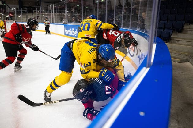 220901 Anna Kjellbin of Sweden and Ella Shelton of Canada during the 2022 IIHF Womens World Championship quarterfinal game between Canada and Sweden on September 1, 2022 in Herning Photo Johanna Lundberg BILDBYRAN code JL JL0299 bbeng ishockey ice hockey vm dam 2022 iihf womens world championship dam ice hockey world cup world cup sweden sweden canada canada quarterfinal quarterfinal,  Copyright: JOHANNAxLUNDBERG BB220901JL095