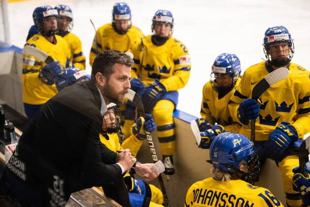 220901 Ulf Lundberg, head coach of Sweden during the 2022 IIHF Womens World Championship quarterfinal game between Canada and Sweden on September 1, 2022 in Herning Photo Johanna Lundberg BILDBYRAN code JL JL0299 bbeng ishockey ice hockey vm dam 2022 iihf womens world championship women vm ice hockey world cup sweden sweden canada canada quarterfinal quarterfinal,  Copyright: JOHANNAxLUNDBERG BB220901JL097