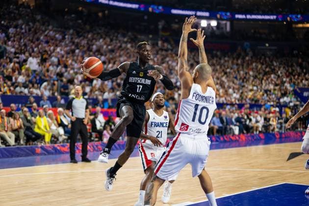 Basketball Cologne 01 09 2022 Eurobasket 2022 preliminary round France FRA Germany GER Dennis Schröder Schroeder Germany, No 17 Schröder Schroder Evan Fournier France, No 10