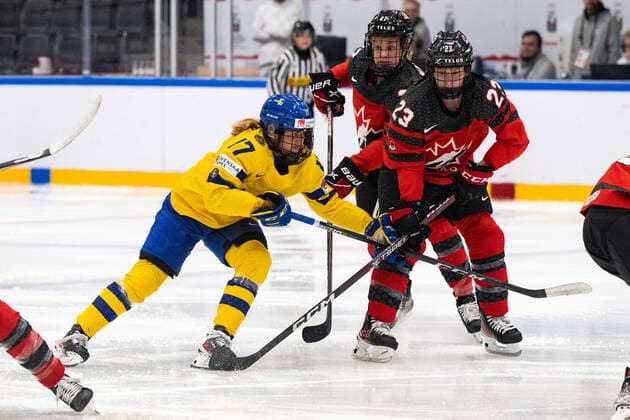 220901 Sofie Lundin of Sweden and Erin Ambrose of Canada during the 2022 IIHF Womens World Championship quarterfinal game between Canada and Sweden on September 1, 2022 in Herning Photo Johanna Lundberg BILDBYRAN code JL JL0299 bbeng ishockey ice hockey vm dam 2022 iihf womens world championship dam ice hockey world cup world cup sweden sweden canada canada quarterfinal quarterfinal,  Copyright: JOHANNAxLUNDBERG BB220901JL099