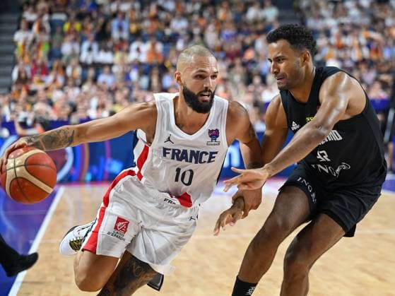 Evan Fournier Team France, 10 vs Johannes Thiemann Team Germany, 32 France vs Germany, basketball, European Championship 2022, group stage, group B, game B 1, 01 09 2022 France vs Germany, basketball, European Championship 2022, group stage, group B, game B 1, 01 09 2022 Koeln Copyright: xThomasxHaeslerx EP_EER