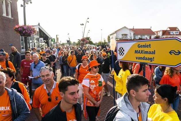 ZANDVOORT Visitors on their way to the Zandvoort circuit where the F1 Grand Prix of the Netherlands will be held this weekend ANP JEROEN JUMELET xVIxANPxSportx xxANPxIVx 453909383 originalFilename: 453909383.jpg