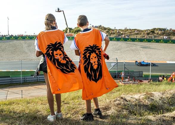 ZANDVOORT Fans arrive at the track for the 1st free practice session ahead of the F1 Grand Prix of the Netherlands at Circuit van Zandvoort on September 2, 2022 in Zandvoort, Netherlands REMKO DE WAAL F1 Grand Prix of The Netherlands Practice 1 2022 xVIxANPxSportx xxANPxIVx 453911437 originalFilename: 453911437.jpg