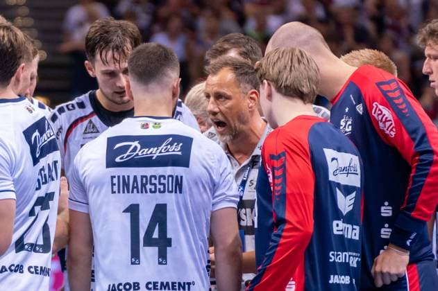 Maik Machulla SG Flensburg Handewitt coach during timeout Handball Sport Verein Hamburg vs SG Flensburg Handewitt, Handball, Bundesliga, Matchday 1, Season 2022 2023, 01 09 2022 Press photo Marcel von Fehrn Handball Sport Verein Hamburg vs SG Flensburg Handewitt, Handball, Bundesliga, Matchday 1, Season 2022 2023, 01 09 2022 Hamburg Copyright: xMarcelxvonxFehrnx EP_EER