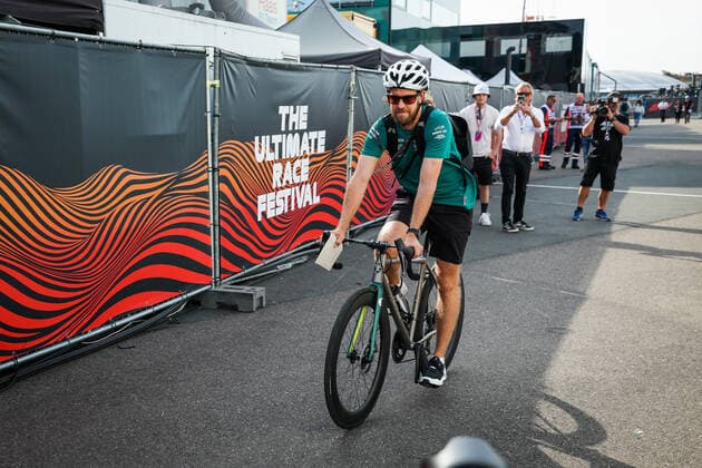 VETTEL Sebastian (ger), Aston Martin F1 Team AMR22, portrait riding his bicycle during the Formula 1 Heineken Dutch Grand Prix 2022, 15th round of the 2022 FIA Formula One World Championship, WM, Weltmeisterschaft from September 2 to 4, 2022 on the Zandvoort Circuit, in Netherlands, Belgium - F1 - DUTCH GRAND PRIX 2022 DPPI Panoramic  20220902_GOOD9344