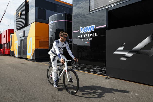 GASLY Pierre (fra), Scuderia AlphaTauri AT03 rides his bicycle during the Formula 1 Heineken Dutch Grand Prix 2022, 15th round of the 2022 FIA Formula One World Championship, WM, Weltmeisterschaft from September 2 to 4, 2022 on the Zandvoort Circuit, in Netherlands, Belgium - F1 - DUTCH GRAND PRIX 2022 DPPI Panoramic  00122035_GOOD9413.JPG_