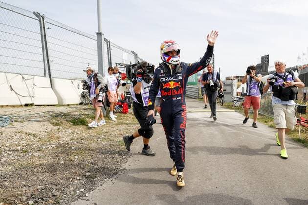 ZANDVOORT Max Verstappen Oracle Red Bull Racing is walking back after coming to a standstill during the 1st free practice session ahead of the F1 Grand Prix of the Netherlands at Circuit van Zandvoort on September 2, 2022 in Zandvoort, Netherlands ANP SEM VAN DER WAL F1 Grand Prix of The Netherlands Practice 1 2022 xVIxANPxSportx xxANPxIVx 453917575 originalFilename: 453917575.jpg