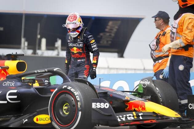 ZANDVOORT Max Verstappen Oracle Red Bull Racing next to his car after stalling during the 1st free practice session ahead of the F1 Grand Prix of the Netherlands at Circuit van Zandvoort on September 2, 2022 in Zandvoort, Netherlands ANP SEM VAN DER WAL F1 Grand Prix of The Netherlands Practice 1 2022 xVIxANPxSportx xxANPxIVx 453918525 originalFilename: 453918525.jpg