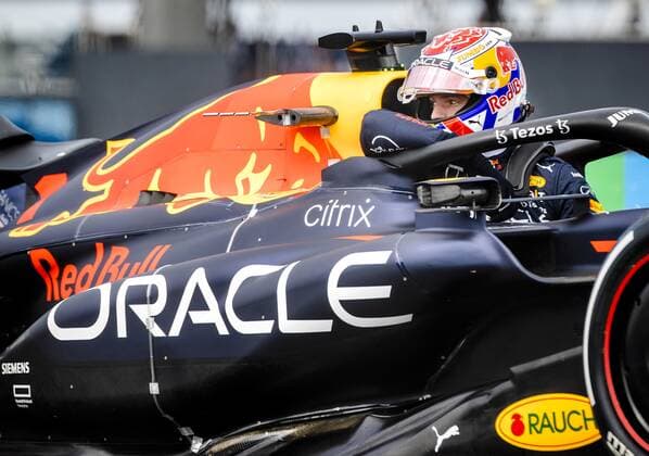 ZANDVOORT Max Verstappen 1 driving the Oracle Red Bull Racing RB18 Honda came to a stop during the 1st free practice session prior to the F1 Grand Prix of the Netherlands at Circuit van Zandvoort on September 2, 2022 in Zandvoort, Netherlands ANP SEM VAN DER WAL F1 Grand Prix of The Netherlands Practice 1 2022 xVIxANPxSportx xxANPxIVx 453921029 originalFilename: 453921029.jpg