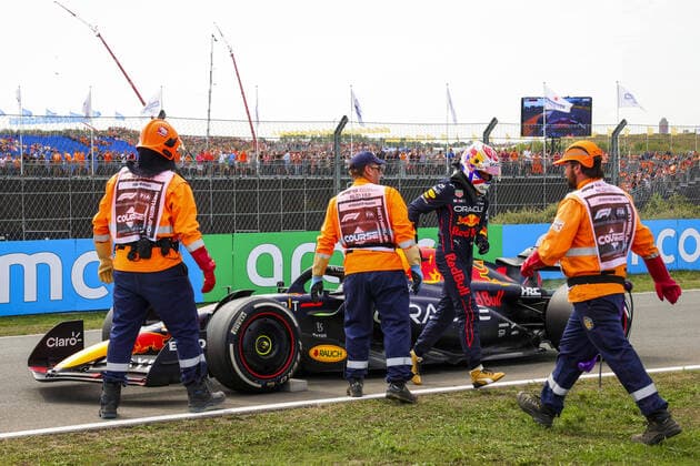 Sport Bilder des Tages 01 VERSTAPPEN Max (nld), Red Bull Racing RB18, gearbox problem during FP1 during the Formula 1 Heineken Dutch Grand Prix 2022, 15th round of the 2022 FIA Formula One World Championship, WM, Weltmeisterschaft from September 2 to 4, 2022 on the Zandvoort Circuit, in Netherlands, Belgium - F1 - DUTCH GRAND PRIX 2022 DPPI Panoramic  1Q0A3537