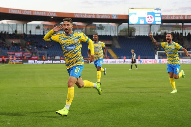 Sport Themen der Woche KW35 Sport Bilder des Tages Braunschweig vs. Nürnberg, 2. BL Braunschweig, 02.09.2022, FUßBALL - Eintracht Braunschweig vs. 1. FC Nürnberg, 2. Liga, Saison 2022 23. Bild zeigt: Fabio Kaufmann (Eintracht Braunschweig) jubelt nach seinem Tor zum 4:2 Braunschweig *** Braunschweig vs Nuremberg, 2 BL Braunschweig, 02 09 2022, FOOTBALL Eintracht Braunschweig vs 1 FC Nuremberg, 2 Liga, season 2022 23 picture shows Fabio Kaufmann Eintracht Braunschweig cheers after his goal to 4 2 Braunschweig