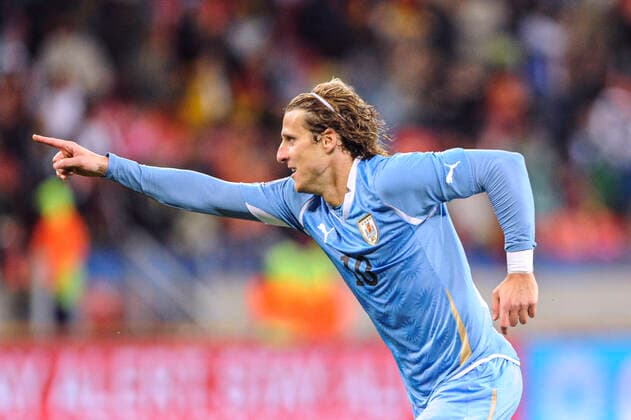 Sandro Pereyra-20100710SP_937. Diego Forlan, tras convertir el segundo gol de Uruguay, en el juego entre Uruguay - Alemania por el tercer puesto de la Copa Mundial de la FIFA Sudafrica 2010, el 10 de julio de 2010 en el Estadio Bahia Nelson Mandela, en Puerto Elizabeth. Foto: Sandro Pereyra, La Diaria, Agencia Gamba.- Diego Forlan, de Uruguay. Estadio Bahia Nelson Mandela. *** Sandro Pereyra 20100710SP 937 Diego Forlan, after scoring Uruguays second goal, in the match between Uruguay and Germany for third place at the 2010 FIFA World Cup South Africa, on July 10, 2010 at the Nelson Mandela Bahia Stadium, in Port Elizabeth Photo Sandro Pereyra, La Diaria, Agencia Gamba Diego Forlan, of Uruguay Nelson Mandela Bahia Stadium