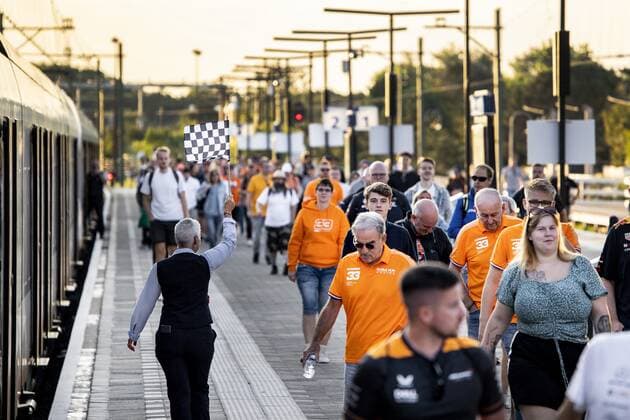 ZANDVOORT Visitors on their way to the Zandvoort circuit where the F1 Grand Prix of the Netherlands will be held this weekend ANP RAMON VAN FLYMEN xVIxANPxSportx xxANPxIVx 453965497 originalFilename: 453965497.jpg