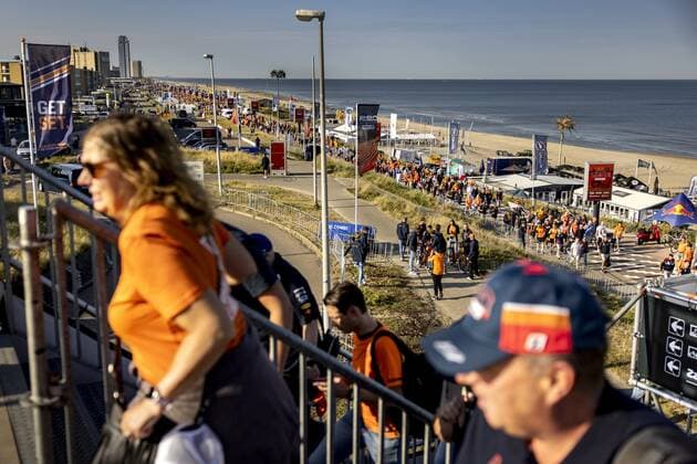 ZANDVOORT Visitors on their way to the Zandvoort circuit where the F1 Grand Prix of the Netherlands will be held this weekend ANP RAMON VAN FLYMEN xVIxANPxSportx xxANPxIVx 453968198 originalFilename: 453968198.jpg