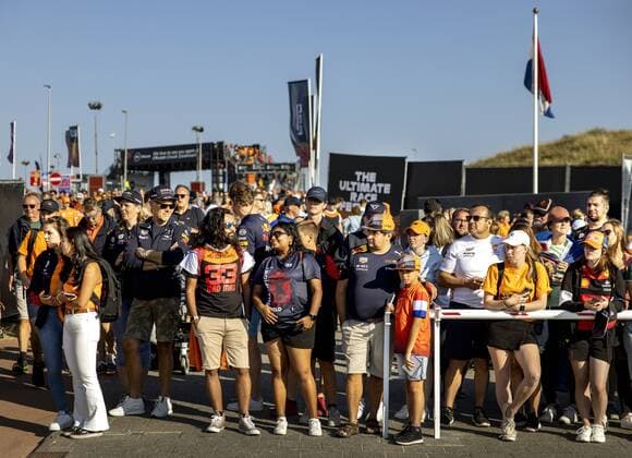 ZANDVOORT Visitors on their way to the Zandvoort circuit where the F1 Grand Prix of the Netherlands will be held this weekend ANP RAMON VAN FLYMEN xVIxANPxSportx xxANPxIVx 453968266 originalFilename: 453968266.jpg