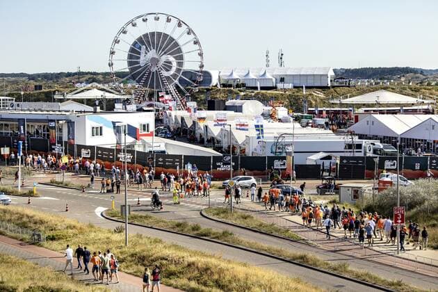ZANDVOORT Visitors on their way to the Zandvoort circuit where the F1 Grand Prix of the Netherlands will be held this weekend ANP RAMON VAN FLYMEN xVIxANPxSportx xxANPxIVx 453970853 originalFilename: 453970853.jpg