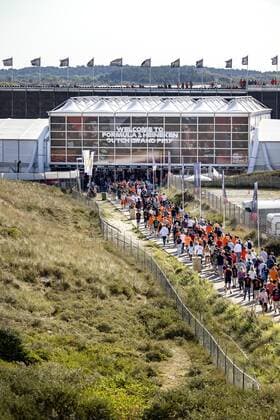 ZANDVOORT Visitors on their way to the Zandvoort circuit where the F1 Grand Prix of the Netherlands will be held this weekend ANP RAMON VAN FLYMEN xVIxANPxSportx xxANPxIVx 453970857 originalFilename: 453970857.jpg