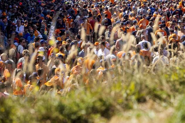 ZANDVOORT Audience during the 3rd free practice session ahead of the F1 Grand Prix of the Netherlands at Circuit Zandvoort on September 3, 2022 in Zandvoort, Netherlands KOEN VAN WEEL F1 Grand Prix of The Netherlands Practice 3 2022 xVIxANPxSportx xxANPxIVx 453977047 originalFilename: 453977047.jpg
