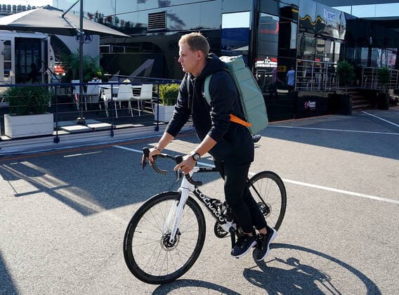 FORMULA 1 HEINEKEN DUTCH GRAND PRIX 2022 03 09 2022, Circuit Park Zandvoort, Zandvoort, FORMULA 1 HEINEKEN DUTCH GRAND PRIX 2022 , in the picture Mick Schumacher DEU , Haas F1 Team with a bike in the paddock nordphotoxGmbHx xBratic nph00250