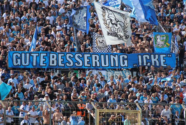 Sport Themen der Woche KW35 Sport Bilder des Tages München, Deutschland 03. September 2022: Fussball, Herren, 3.Liga, Saison 2022 2023, TSV 1860 München - MSV Duisburg, Grünwalder Stadion Banner in der Westkurve für Icke, Thomas Hässler, Gute Besserung, Fan, Fans,Botschaft DFB regulations prohibit any use of photographs as image sequences and or quasi-video *** Munich, Germany 03 September 2022 Football, Men, 3 Liga, Season 2022 2023, TSV 1860 Munich MSV Duisburg, Grünwalder Stadion Banner in Westkurve for Icke, Thomas Hässler, Gute Besserung, Fan, Fans,Message DFB regulations prohibit any use of photographs as image sequences and or quasi video