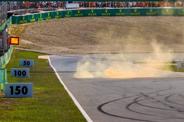 ZANDVOORT Red flag when an orange torch is thrown on the track during qualifying ahead of the F1 Grand Prix of the Netherlands at Circuit van Zandvoort on September 3, 2022 in Zandvoort, Netherlands ANP SEM VAN DER WAL F1 Grand Prix of The Netherlands Qualifying 2022 xVIxANPxSportx xxANPxIVx 453981207 originalFilename: 453981207.jpg