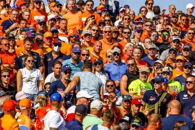 ZANDVOORT A riot in a grandstand with spectators after an orange flare was thrown onto the track during qualifying ahead of the F1 Grand Prix of the Netherlands at Circuit van Zandvoort on September 3, 2022 in Zandvoort, Netherlands ANP SEM VAN DER WAL F1 Grand Prix of The Netherlands Qualifying 2022 xVIxANPxSportx xxANPxIVx 453983307 originalFilename: 453983307.jpg