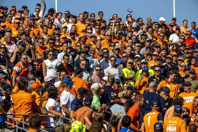 ZANDVOORT A riot in a grandstand with spectators after an orange torch was thrown onto the track during qualifying ahead of the F1 Grand Prix of the Netherlands at Circuit van Zandvoort on September 3, 2022 in Zandvoort, Netherlands ANP SEM VAN DER WAL F1 Grand Prix of The Netherlands Qualifying 2022 xVIxANPxSportx xxANPxIVx 453983315 originalFilename: 453983315.jpg
