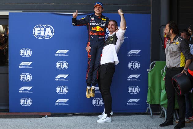 Sport Bilder des Tages VERSTAPPEN Max (ned), Red Bull Racing RB18, portrait during the Formula 1 Heineken Dutch Grand Prix 2022, 15th round of the 2022 FIA Formula One World Championship, WM, Weltmeisterschaft from September 2 to 4, 2022 on the Zandvoort Circuit, in Netherlands, Belgium - F1 - DUTCH GRAND PRIX 2022 DPPI Panoramic  00122035_AV6_8301.JPG_
